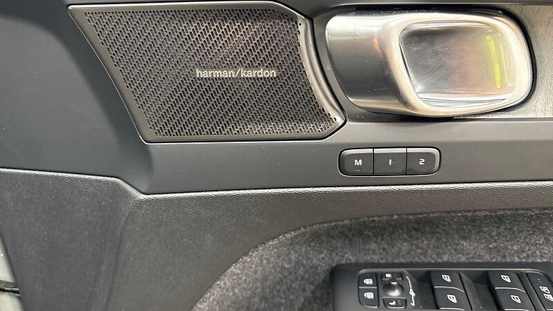 Volvo XC40 Ultra, B4 Mild hybrid, Petrol, Dark (Full Leather Upholstery)