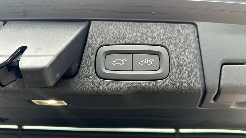Volvo XC60 Ultra, T8 AWD Plug-in hybrid, Electric/Petrol, Dark (22' Alloy Wheels)