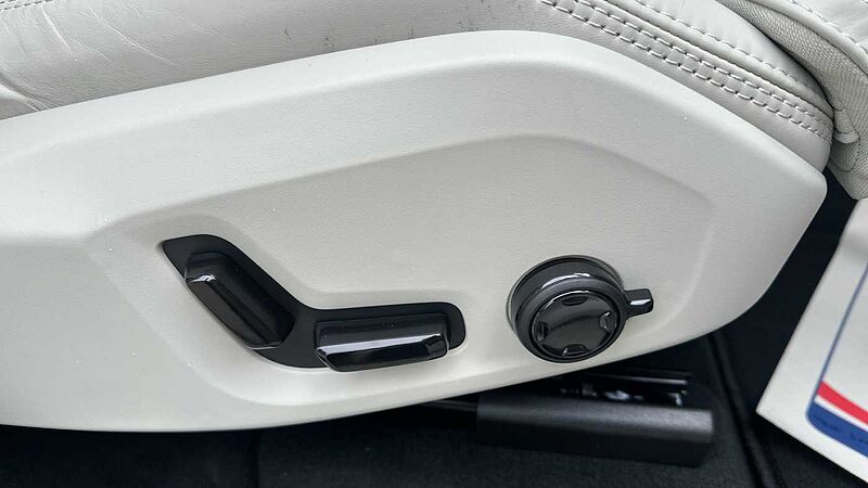Volvo XC60 Ultra, T8 AWD Plug-in hybrid, Electric/Petrol, Dark (22' Alloy Wheels)