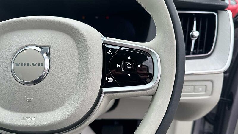 Volvo XC60 Ultra, T8 AWD Plug-in hybrid, Electric/Petrol, Dark (22' Alloy Wheels)