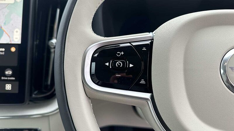 Volvo XC60 Ultra, T8 AWD Plug-in hybrid, Electric/Petrol, Dark (22' Alloy Wheels)