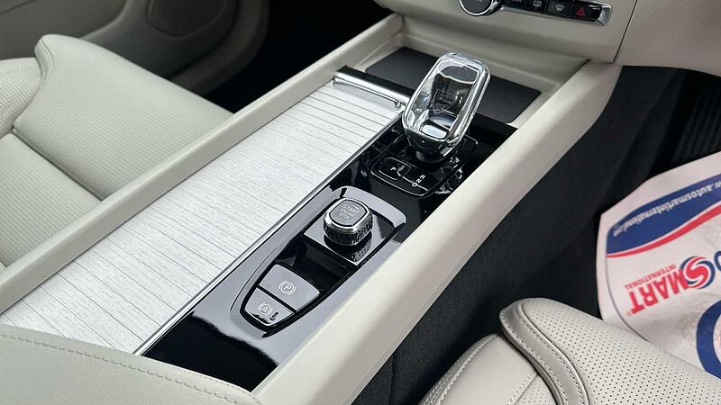 Volvo XC60 Ultra, T8 AWD Plug-in hybrid, Electric/Petrol, Dark (22' Alloy Wheels)