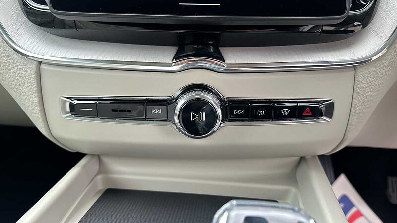 Volvo XC60 Ultra, T8 AWD Plug-in hybrid, Electric/Petrol, Dark (22' Alloy Wheels)