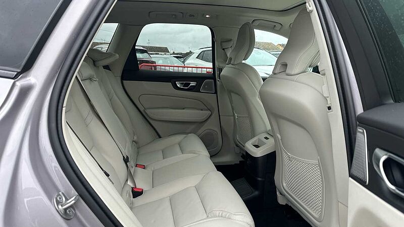 Volvo XC60 Ultra, T8 AWD Plug-in hybrid, Electric/Petrol, Dark (22' Alloy Wheels)