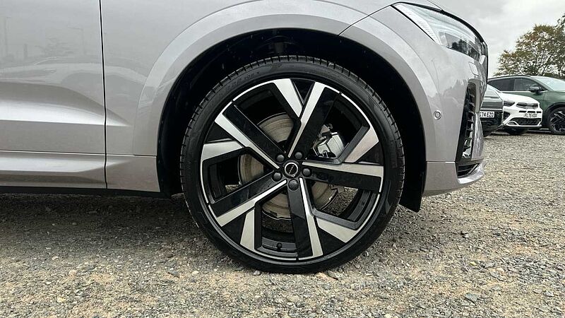 Volvo XC60 Ultra, T8 AWD Plug-in hybrid, Electric/Petrol, Dark (22' Alloy Wheels)