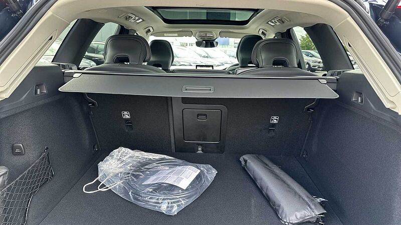 Volvo XC60 Ultra, T8 AWD Plug-in hybrid, Electric/Petrol, Dark ( 22' Alloys )