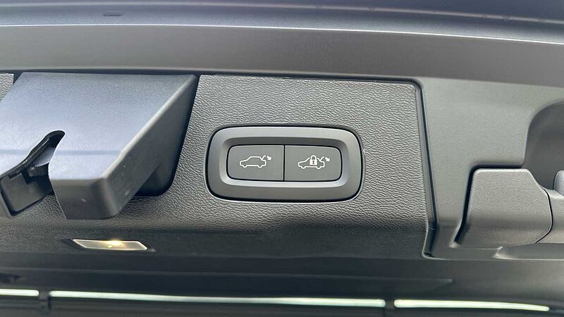 Volvo XC60 Ultra, T8 AWD Plug-in hybrid, Electric/Petrol, Dark ( 22' Alloys )