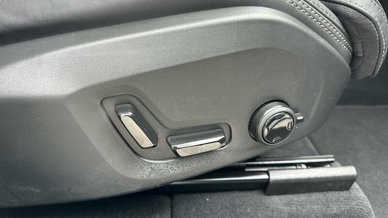 Volvo XC60 Ultra, T8 AWD Plug-in hybrid, Electric/Petrol, Dark ( 22' Alloys )