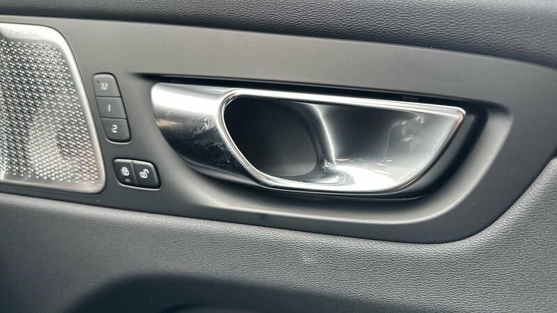 Volvo XC60 Ultra, T8 AWD Plug-in hybrid, Electric/Petrol, Dark ( 22' Alloys )