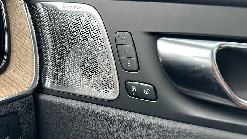 Volvo XC60 Ultra, T8 AWD Plug-in hybrid, Electric/Petrol, Dark ( 22' Alloys )