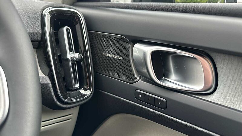 Volvo XC40 Ultra, B4 Mild hybrid, Petrol, Dark ( Blond Leather )