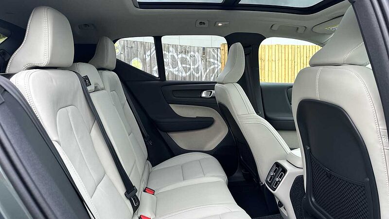 Volvo XC40 Ultra, B4 Mild hybrid, Petrol, Dark ( Blond Leather )