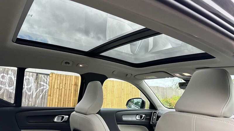 Volvo XC40 Ultra, B4 Mild hybrid, Petrol, Dark ( Blond Leather )