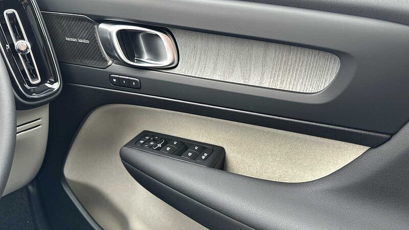 Volvo XC40 Ultra, B4 Mild hybrid, Petrol, Dark ( Blond Leather )