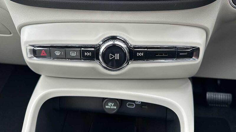 Volvo XC40 Ultra, B4 Mild hybrid, Petrol, Dark ( Blond Leather )