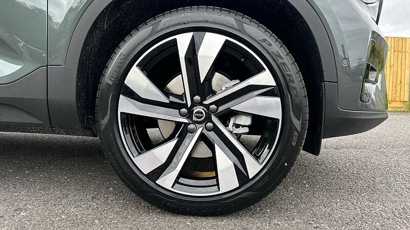 Volvo XC40 Ultra, B4 Mild hybrid, Petrol, Dark ( Forest Lake )