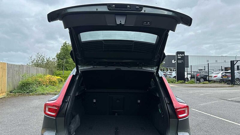 Volvo XC40 Ultra, B4 Mild hybrid, Petrol, Dark ( Forest Lake )