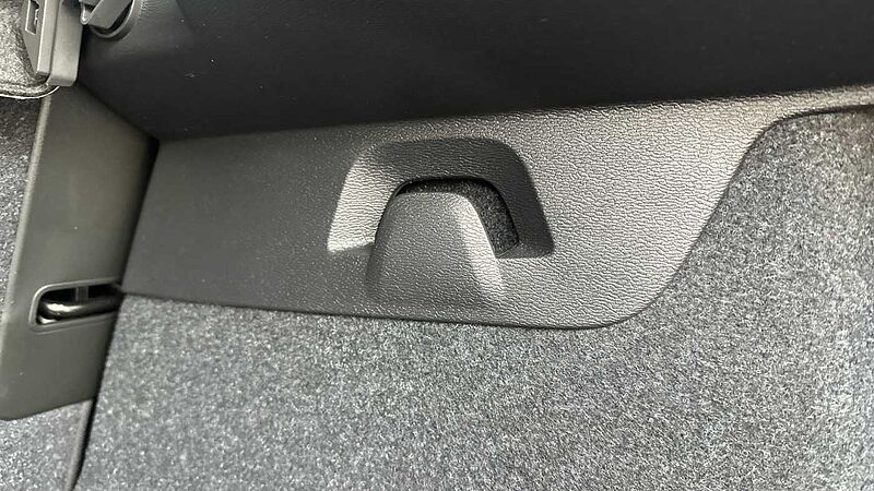 Volvo XC40 Ultra, B4 Mild hybrid, Petrol, Dark ( Forest Lake )