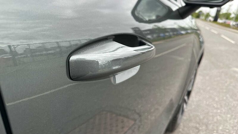 Volvo XC40 Ultra, B4 Mild hybrid, Petrol, Dark ( Forest Lake )