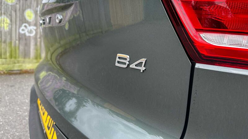 Volvo XC40 Ultra, B4 Mild hybrid, Petrol, Dark ( Forest Lake )