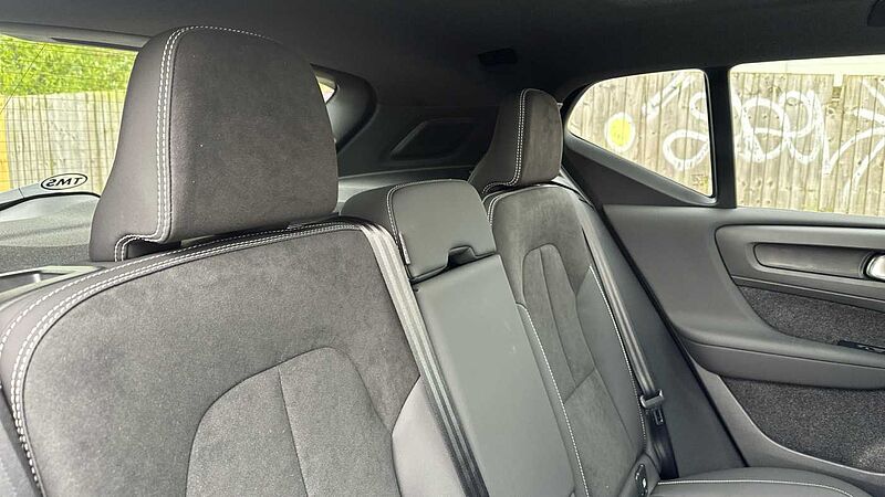 Volvo XC40 Ultra, B4 Mild hybrid, Petrol, Dark ( Forest Lake )