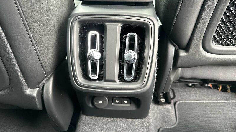 Volvo XC40 Ultra, B4 Mild hybrid, Petrol, Dark ( Forest Lake )