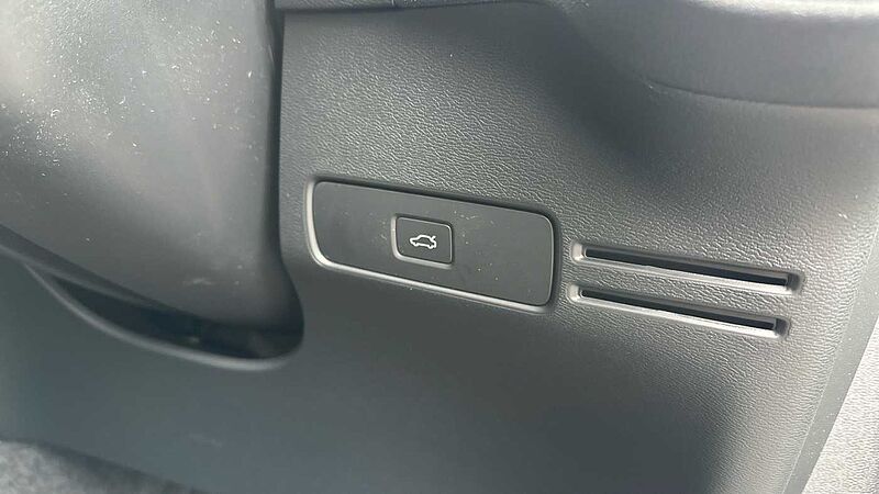 Volvo XC40 Ultra, B4 Mild hybrid, Petrol, Dark ( Forest Lake )