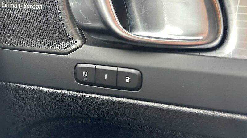 Volvo XC40 Ultra, B4 Mild hybrid, Petrol, Dark ( Forest Lake )