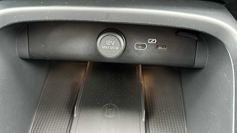 Volvo XC40 Ultra, B4 Mild hybrid, Petrol, Dark ( Forest Lake )