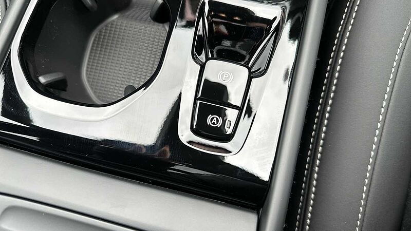 Volvo XC40 Ultra, B4 Mild hybrid, Petrol, Dark ( Forest Lake )