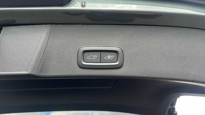 Volvo XC40 Ultra, B4 Mild hybrid, Petrol, Dark ( &pound;47,000 New )