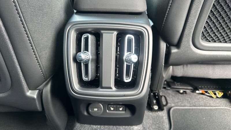 Volvo XC40 Ultra, B4 Mild hybrid, Petrol, Dark ( &pound;47,000 New )