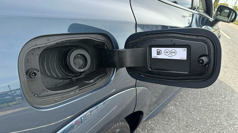 Volvo XC60 Ultra, T8 AWD Plug-in hybrid, Electric/Petrol, Dark ( 22' / Blond )