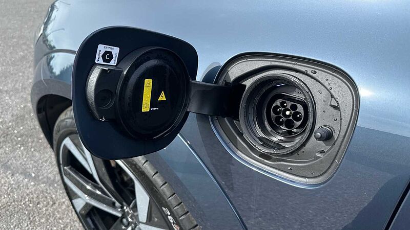 Volvo XC60 Ultra, T8 AWD Plug-in hybrid, Electric/Petrol, Dark ( 22' / Blond )