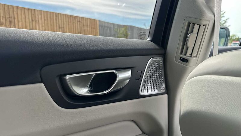 Volvo XC60 Ultra, T8 AWD Plug-in hybrid, Electric/Petrol, Dark ( 22' / Blond )