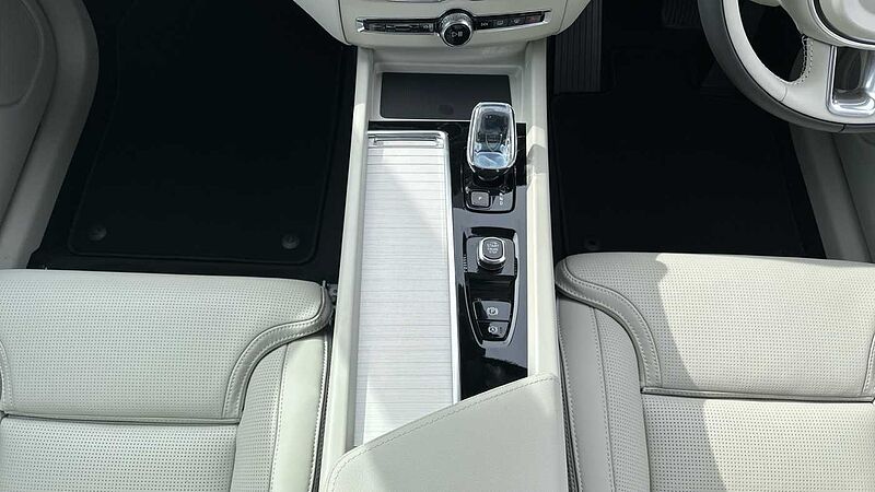 Volvo XC60 Ultra, T8 AWD Plug-in hybrid, Electric/Petrol, Dark ( 22' / Blond )