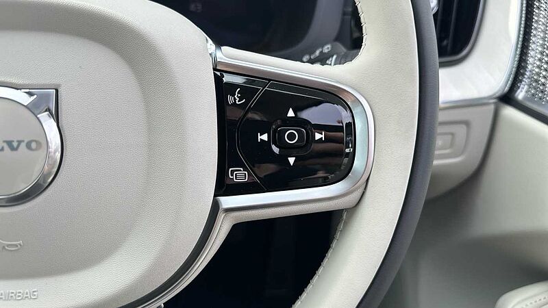 Volvo XC60 Ultra, T8 AWD Plug-in hybrid, Electric/Petrol, Dark ( 22' / Blond )