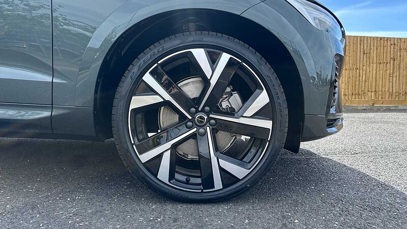 Volvo XC60 Ultra, T8 AWD Plug-in hybrid, Electric/Petrol, Dark