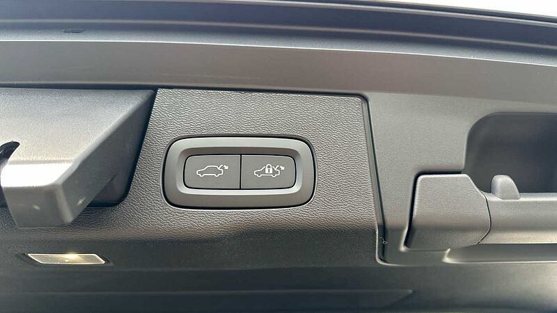 Volvo XC60 Ultra, T8 AWD Plug-in hybrid, Electric/Petrol, Dark