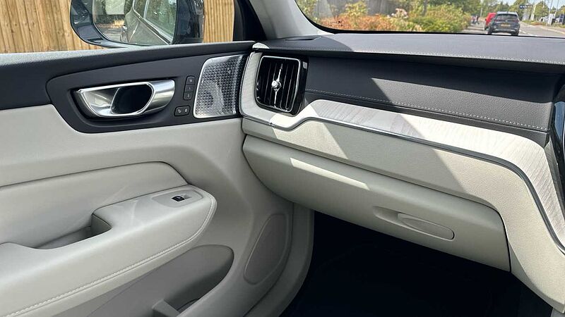 Volvo XC60 Ultra, T8 AWD Plug-in hybrid, Electric/Petrol, Dark