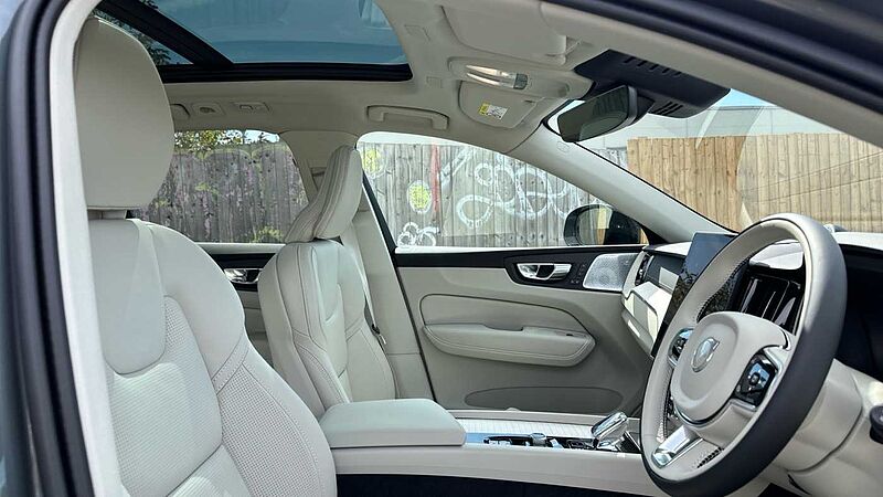 Volvo XC60 Ultra, T8 AWD Plug-in hybrid, Electric/Petrol, Dark