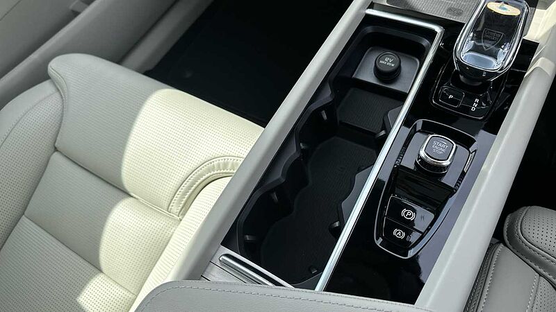 Volvo XC60 Ultra, T8 AWD Plug-in hybrid, Electric/Petrol, Dark