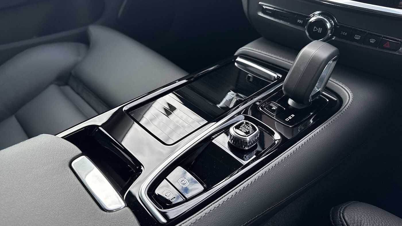 Volvo V60 Plus, T6 AWD Plug-in hybrid, Electric/Petrol, Dark