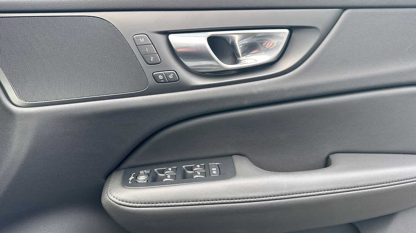 Volvo V60 Plus, T6 AWD Plug-in hybrid, Electric/Petrol, Dark