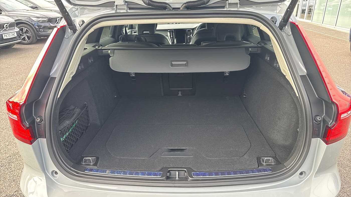 Volvo V60 Plus, T6 AWD Plug-in hybrid, Electric/Petrol, Dark