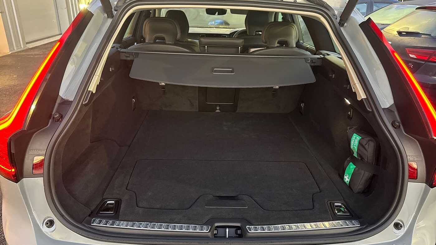 Volvo V90 Plus, T6 AWD Plug-in hybrid, Electric/Petrol, Dark