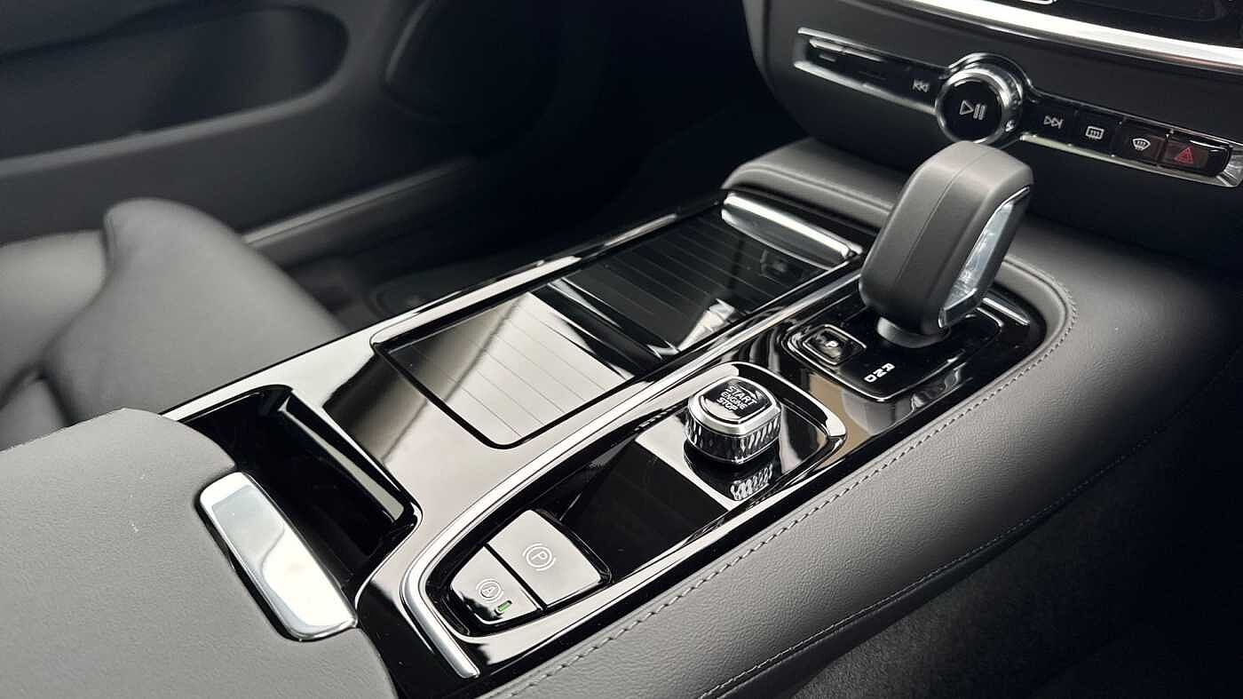 Volvo V60 Ultra, T8 AWD Plug-in hybrid, Electric/Petrol, Dark