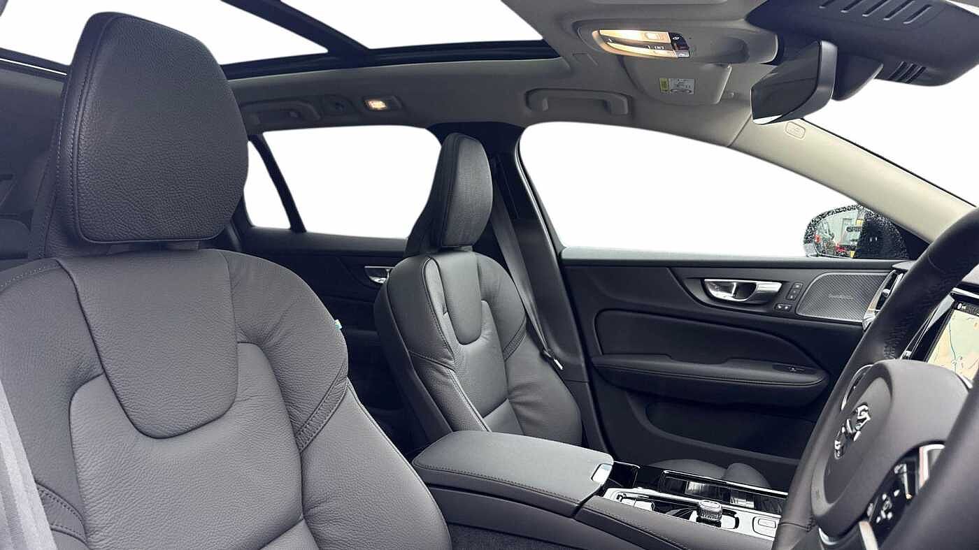 Volvo V60 Ultra, T8 AWD Plug-in hybrid, Electric/Petrol, Dark