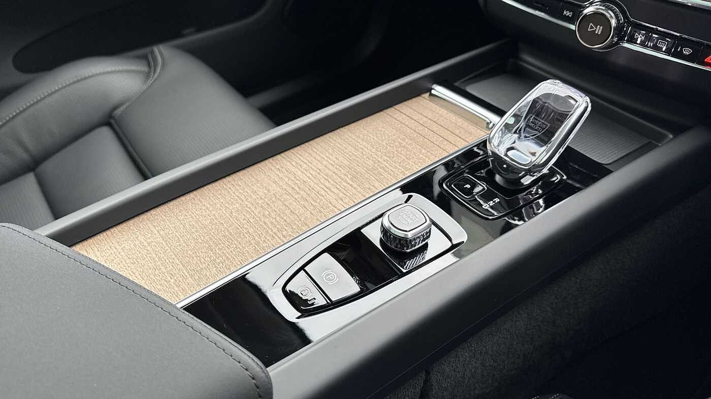 Volvo XC60 Ultra, T8 AWD Plug-in hybrid, Electric/Petrol, Dark