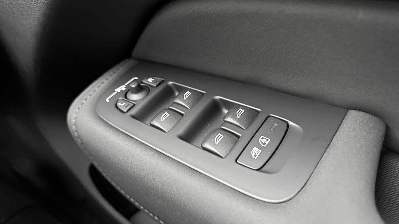 Volvo XC60 Ultra, T8 AWD Plug-in hybrid, Electric/Petrol, Dark